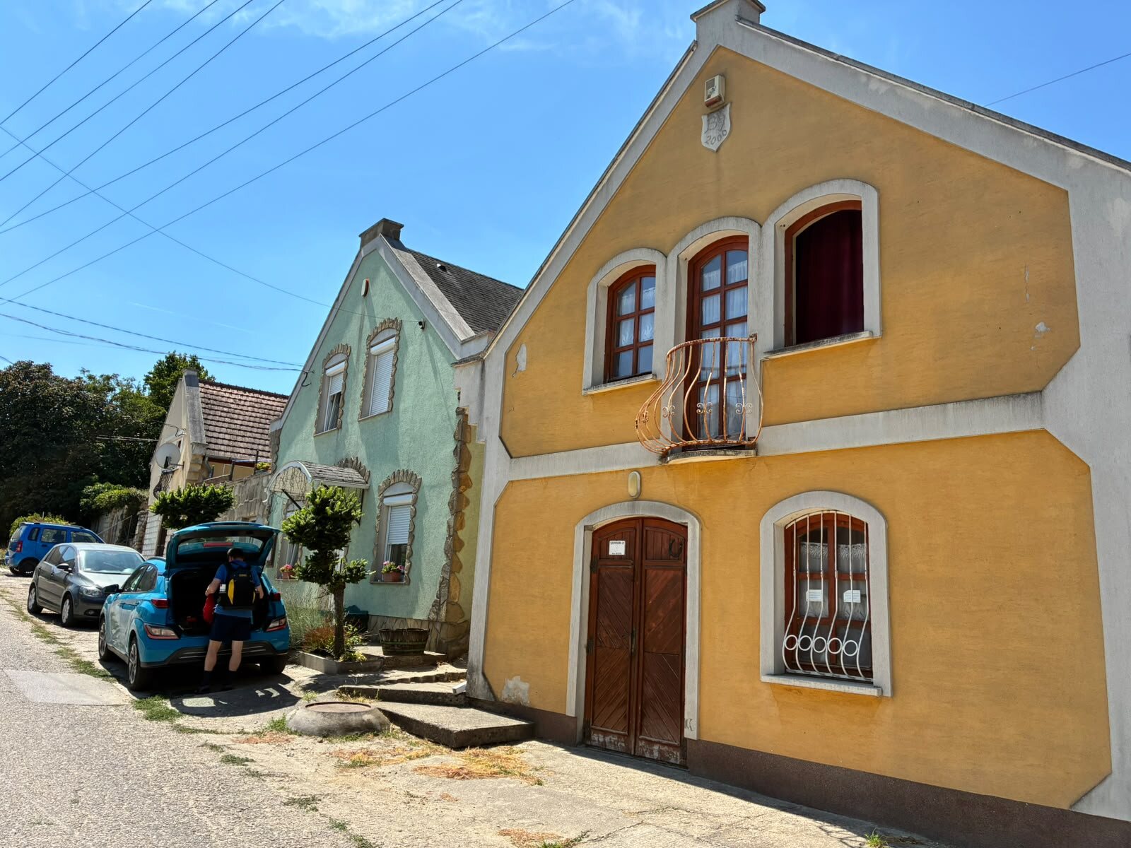 Bunte Häuserzeile unterwegs in Ungarn