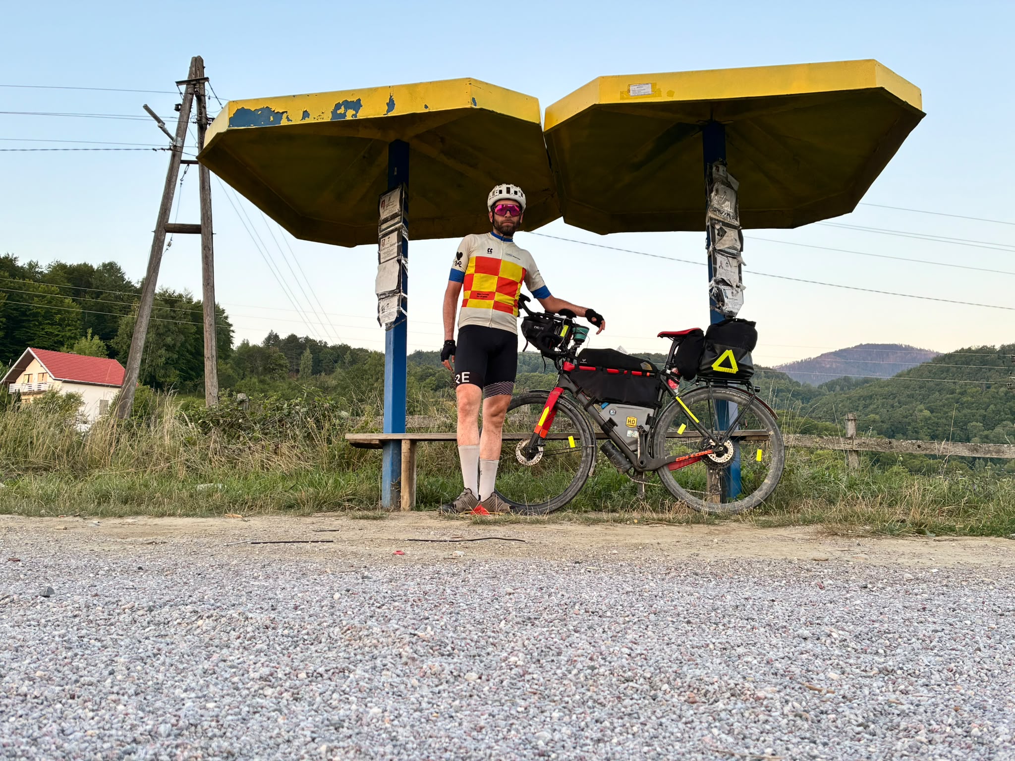 Falk mit dem Fahrrad an einer überdachten Hütte