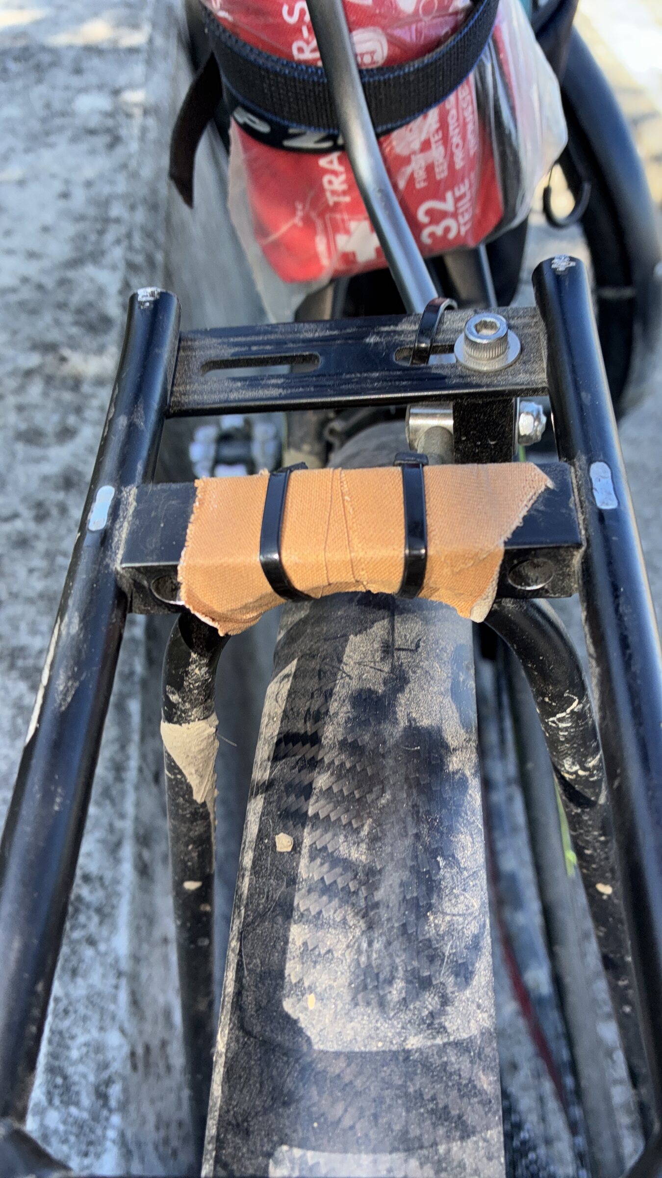 Provisorische Reparatur am Fahrrad
