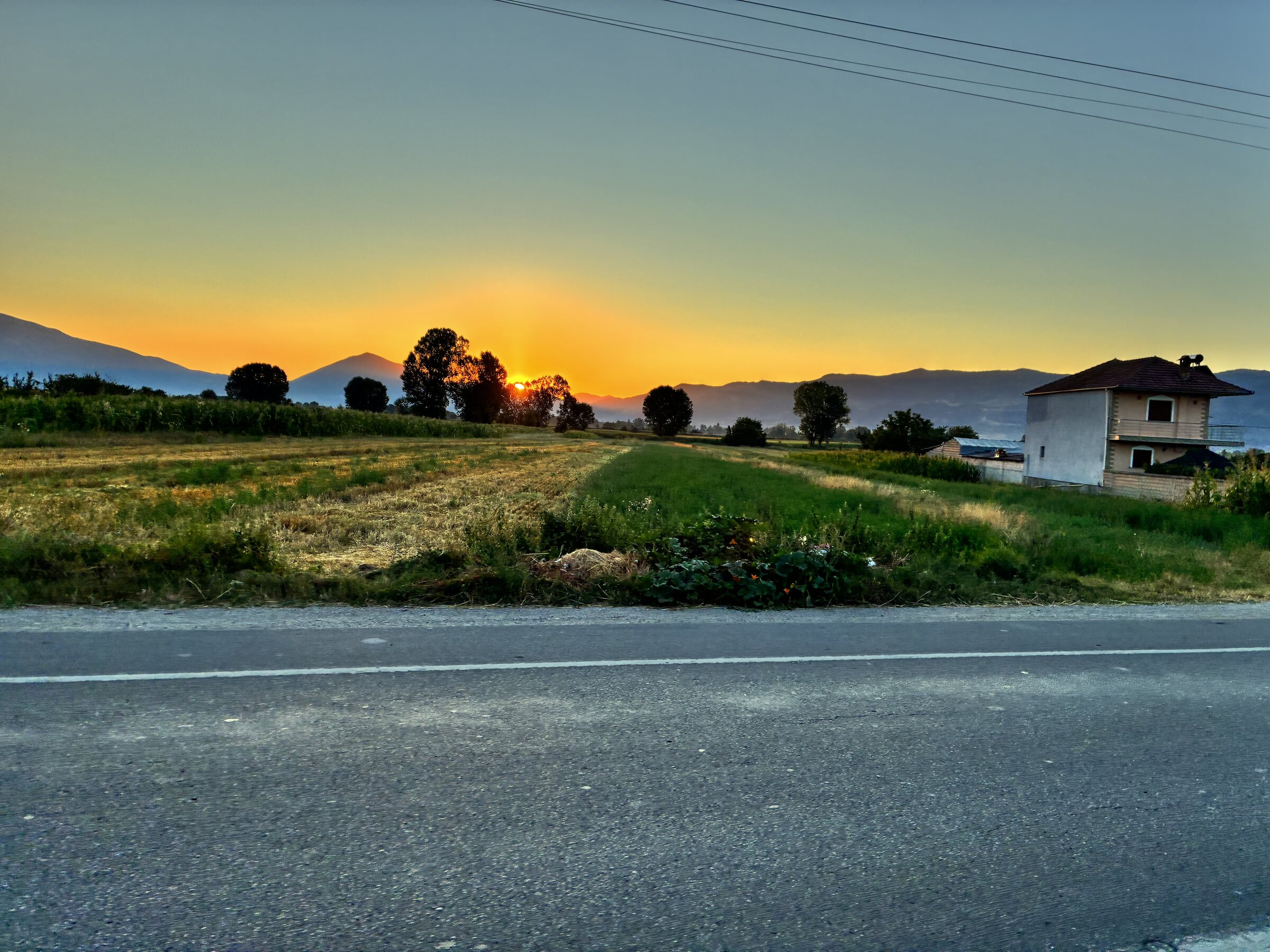 Sonnenaufgang über den Bergen