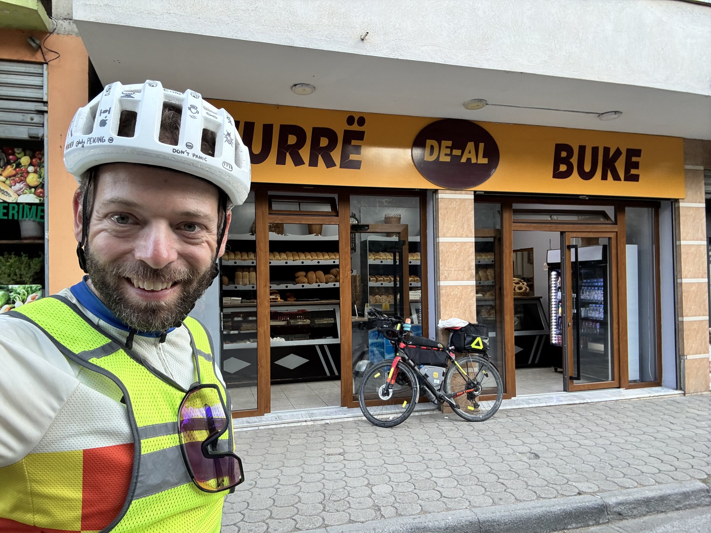 Falk vor einer Bäckerei
