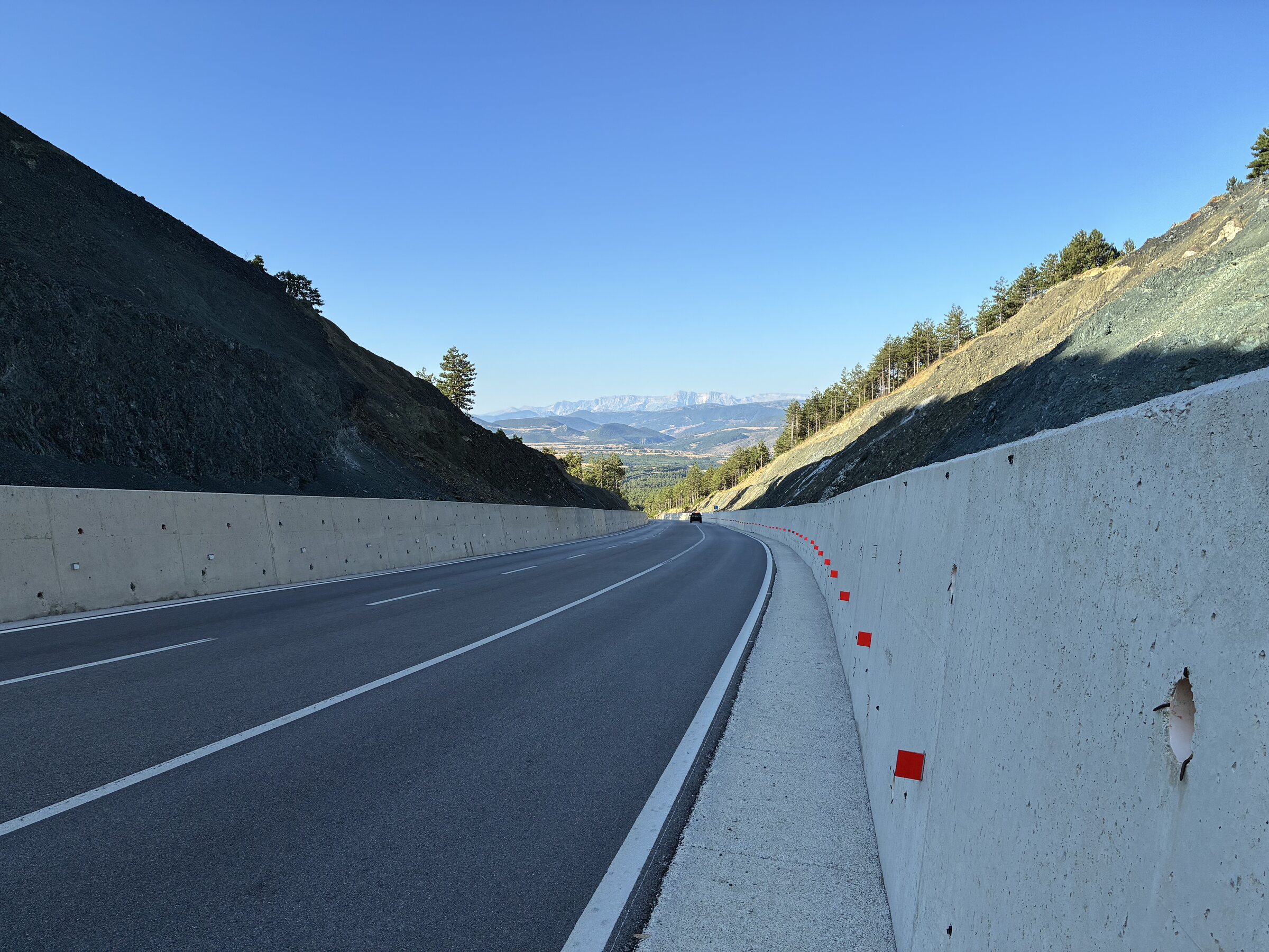 Bergstraße mit Weitblick