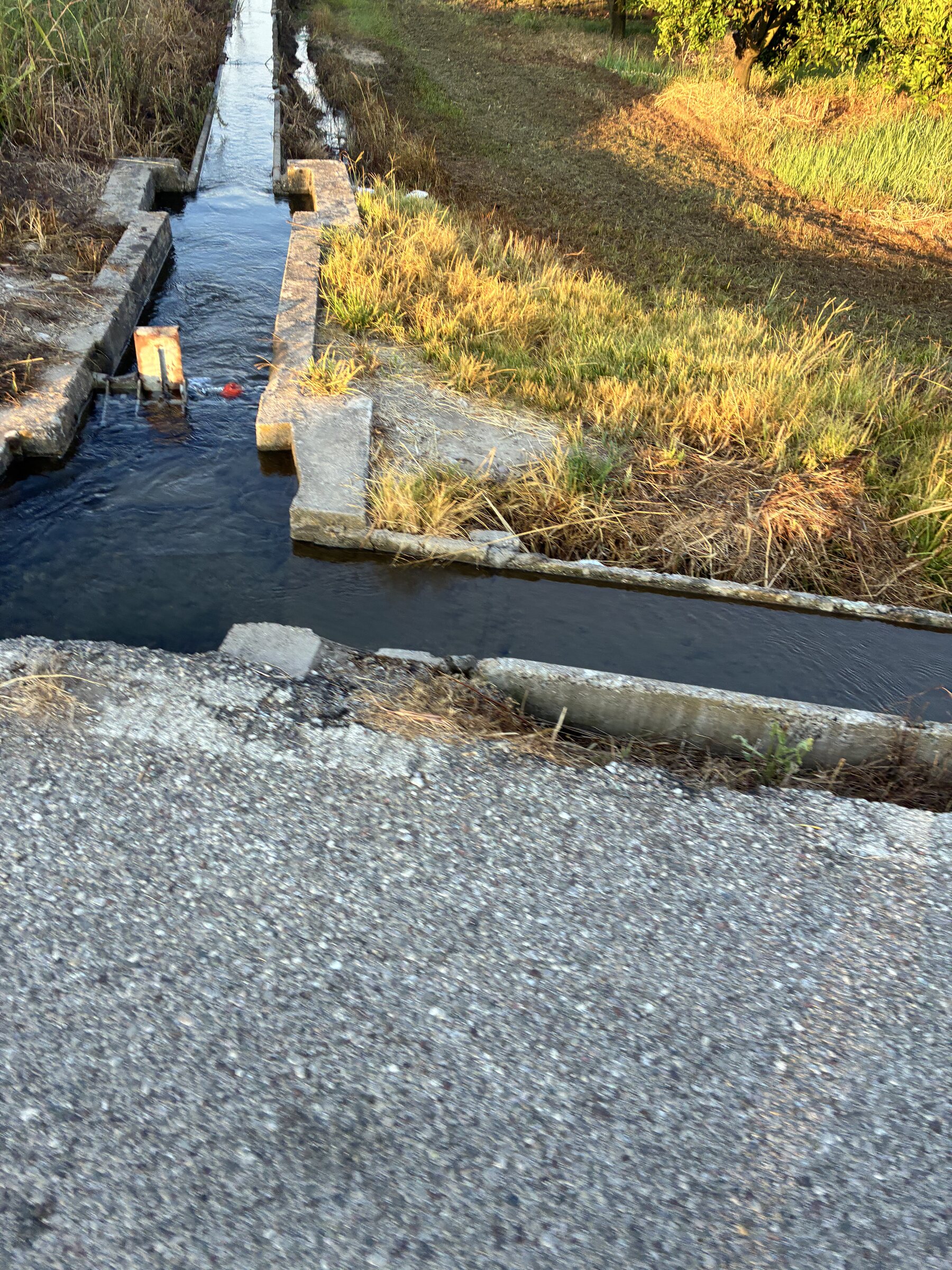 Wasserlauf neben der Straße