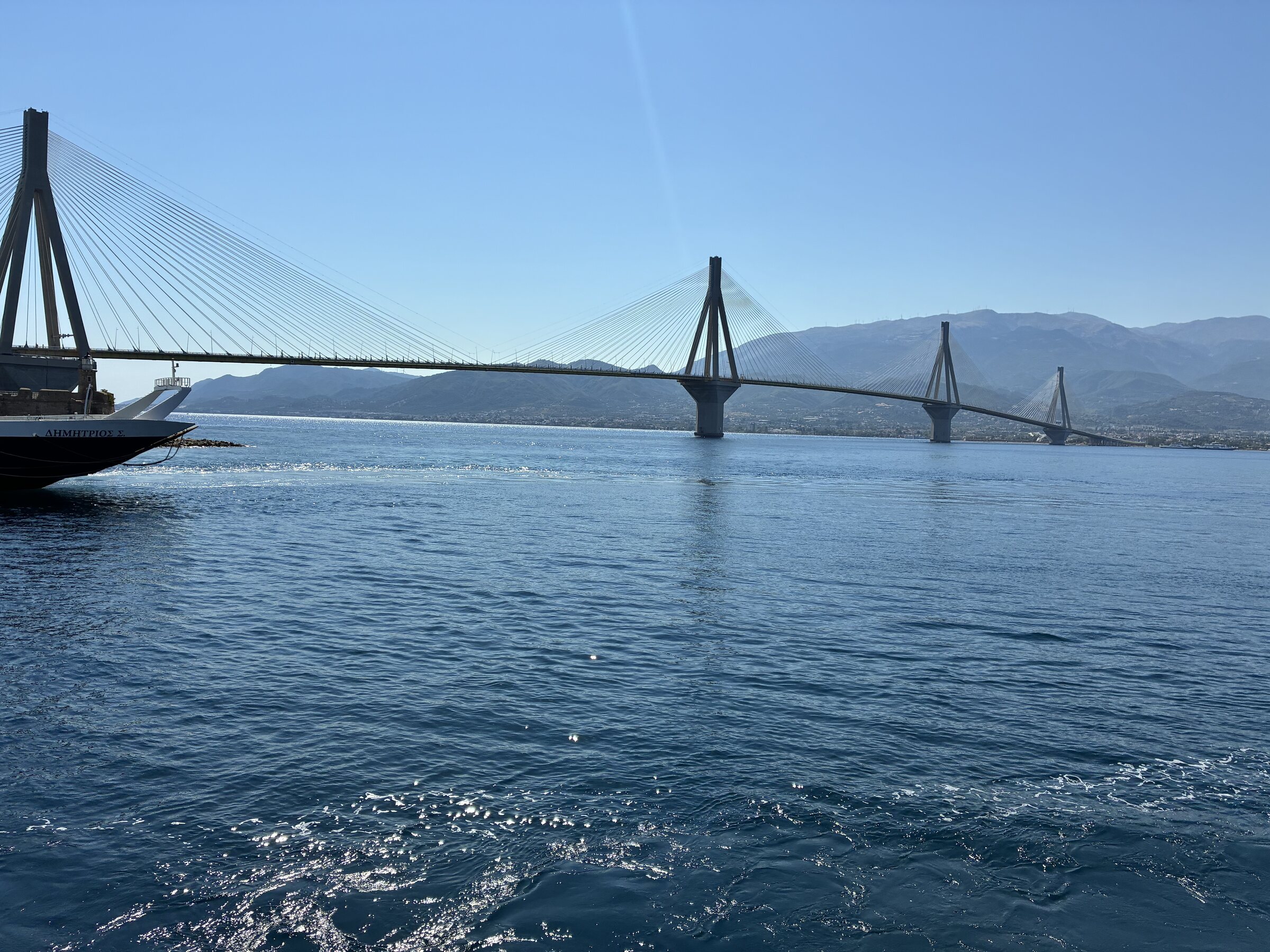 Rio-Antirrio-Brücke vom Wasser aus
