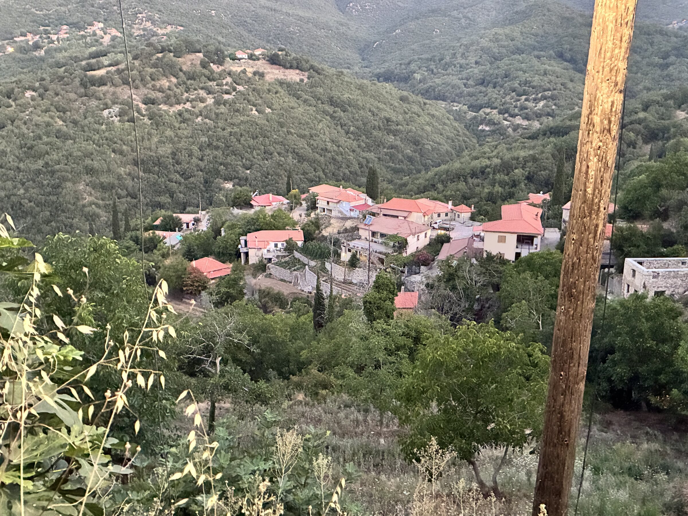 Landschaft und Dorf auf dem Weg nach Kalamata