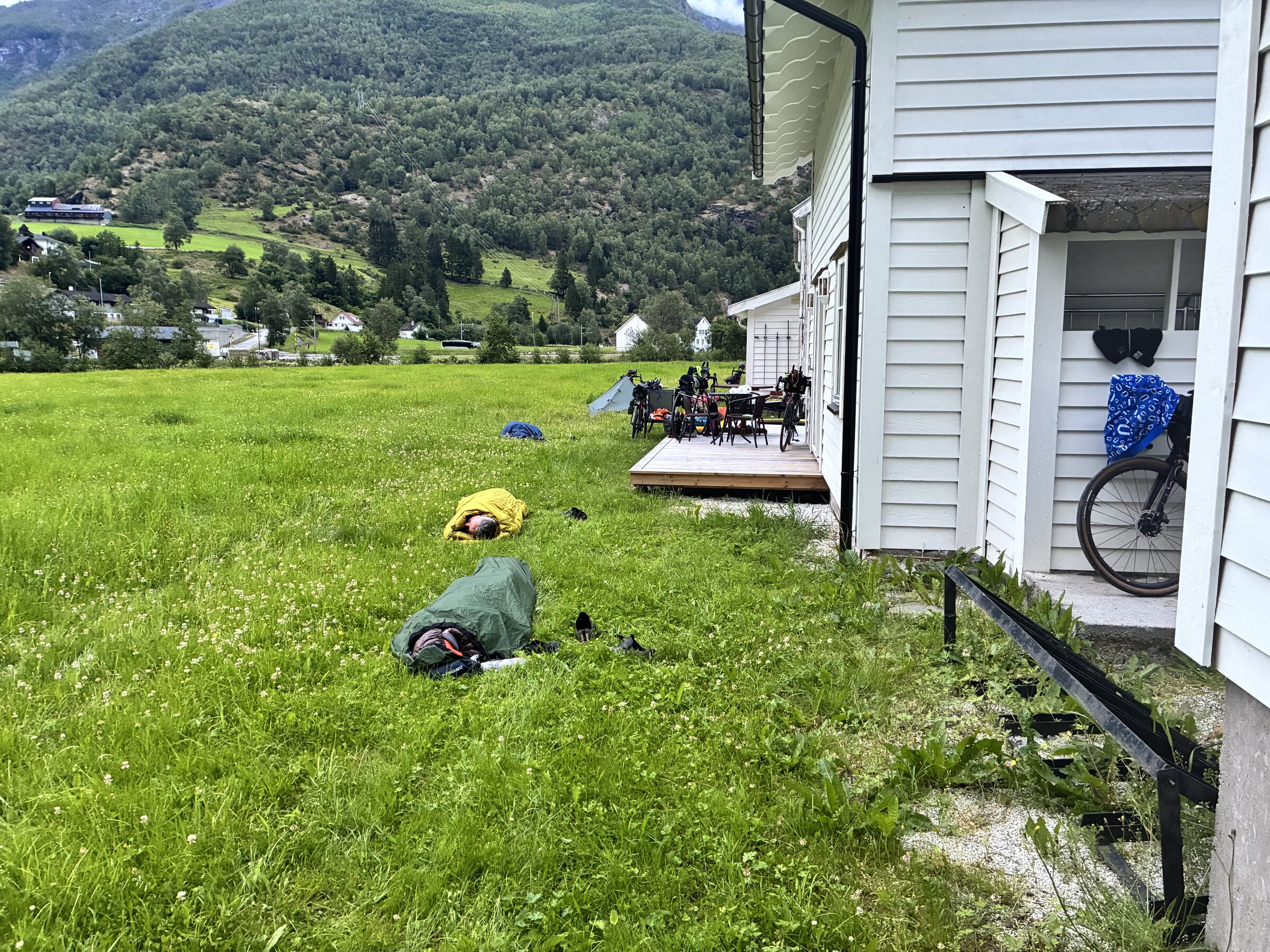 Schlafplatz auf der Wiese vor dem Start
