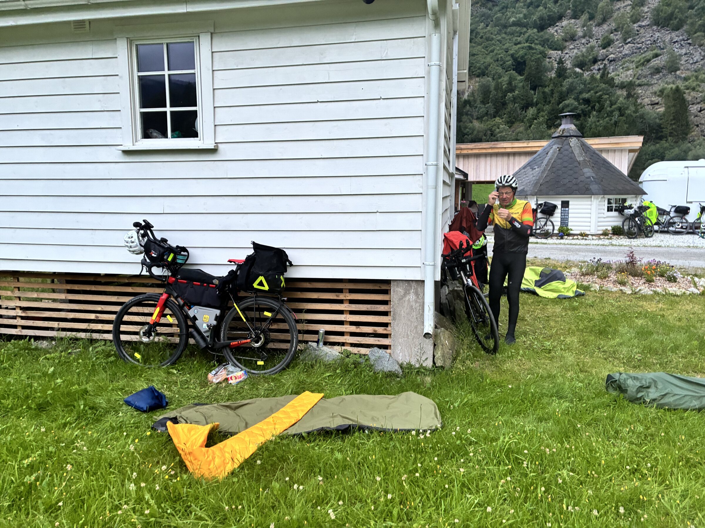 Fahrrad und Schlafausrüstung an der Unterkunft