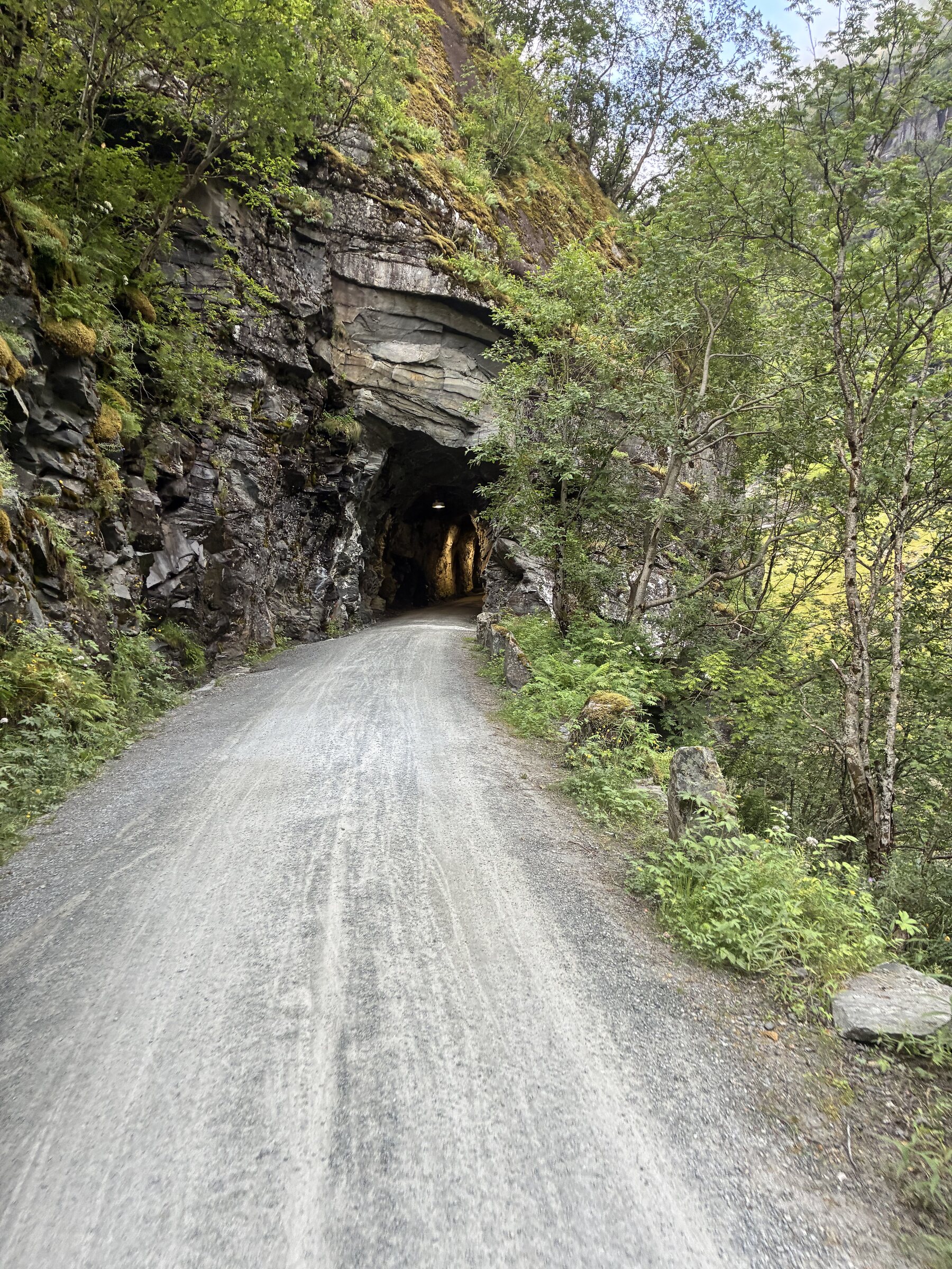 Wasserfall und Felswand am Rallarvegen