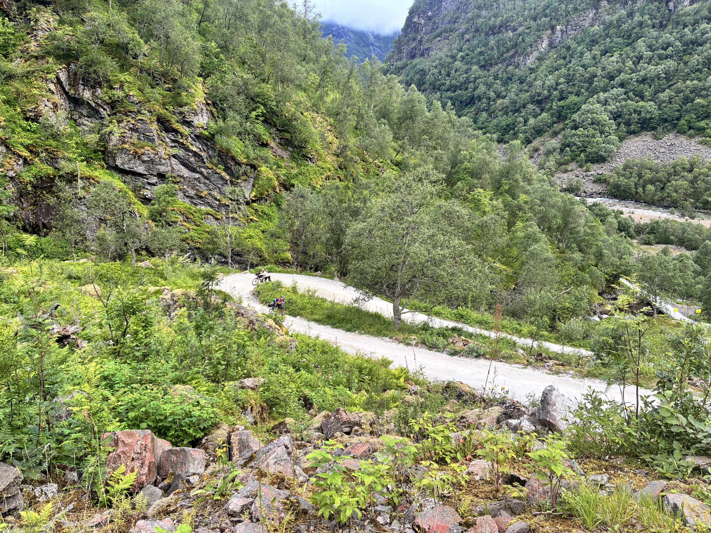 Gravelstraße durch die norwegische Berglandschaft