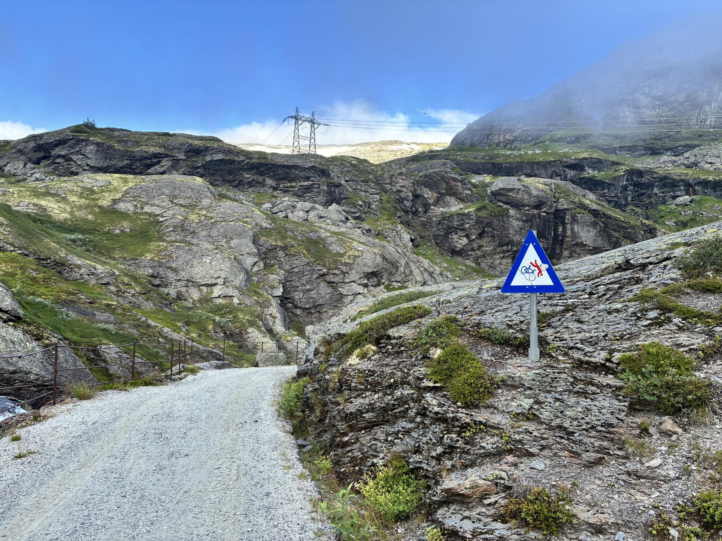 Rallarvegen mit Berglandschaft und Warnschild
