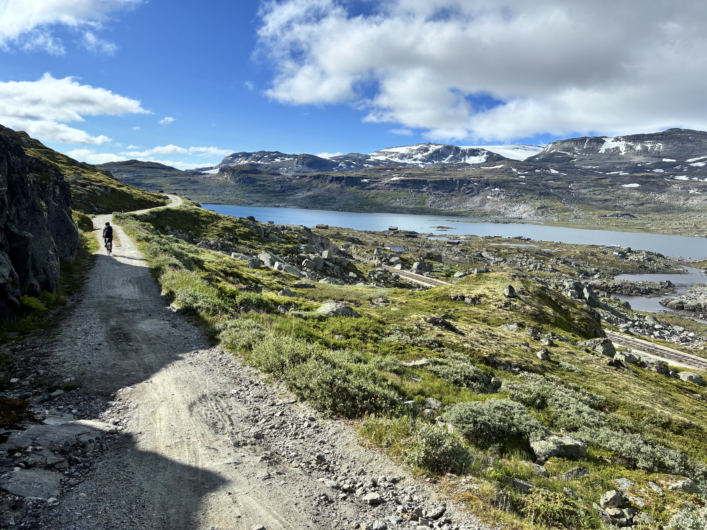 Gravelweg durch das offene Fjell