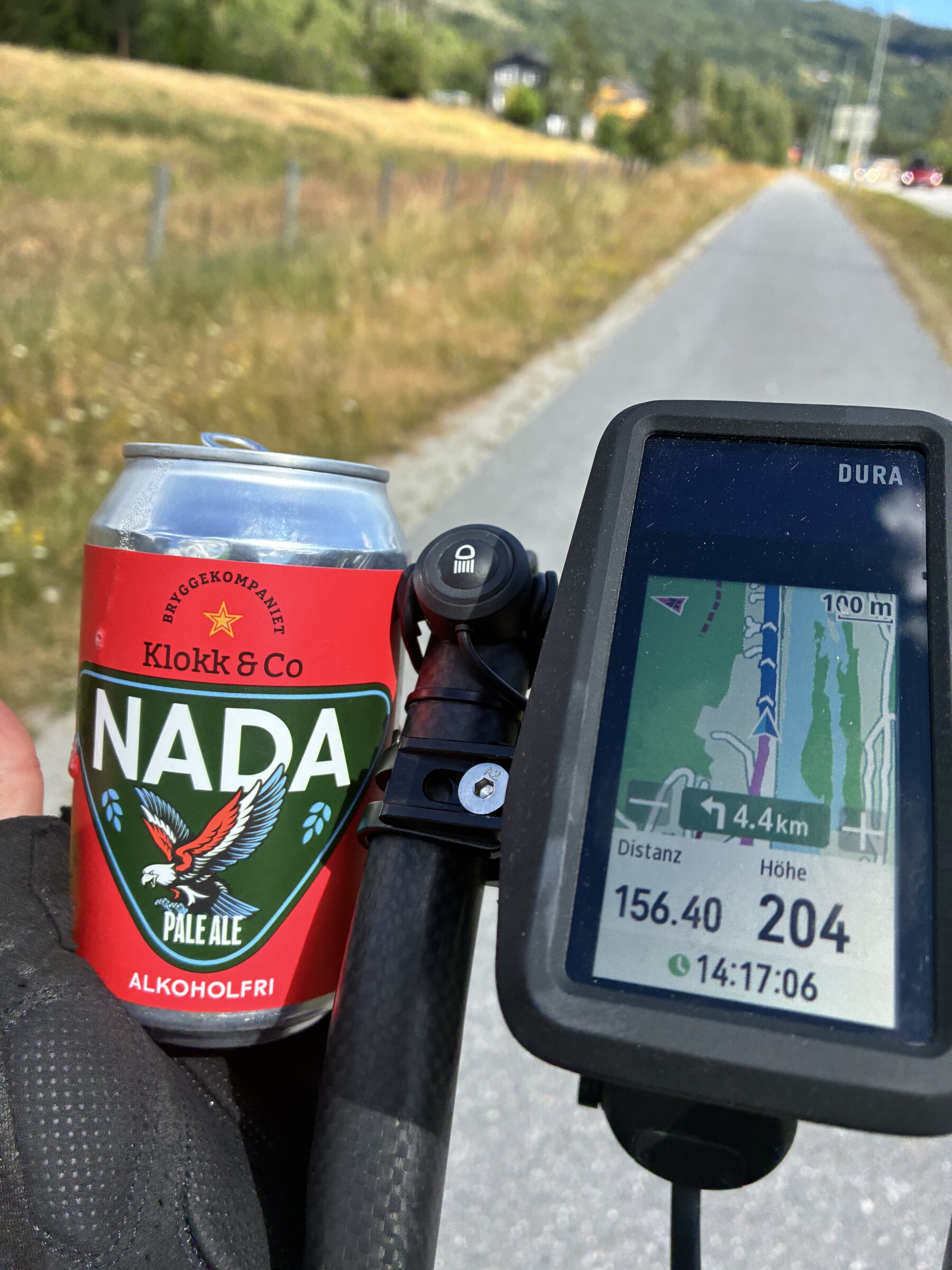 Navigationsgerät und Red Bull während der Versorgungspause