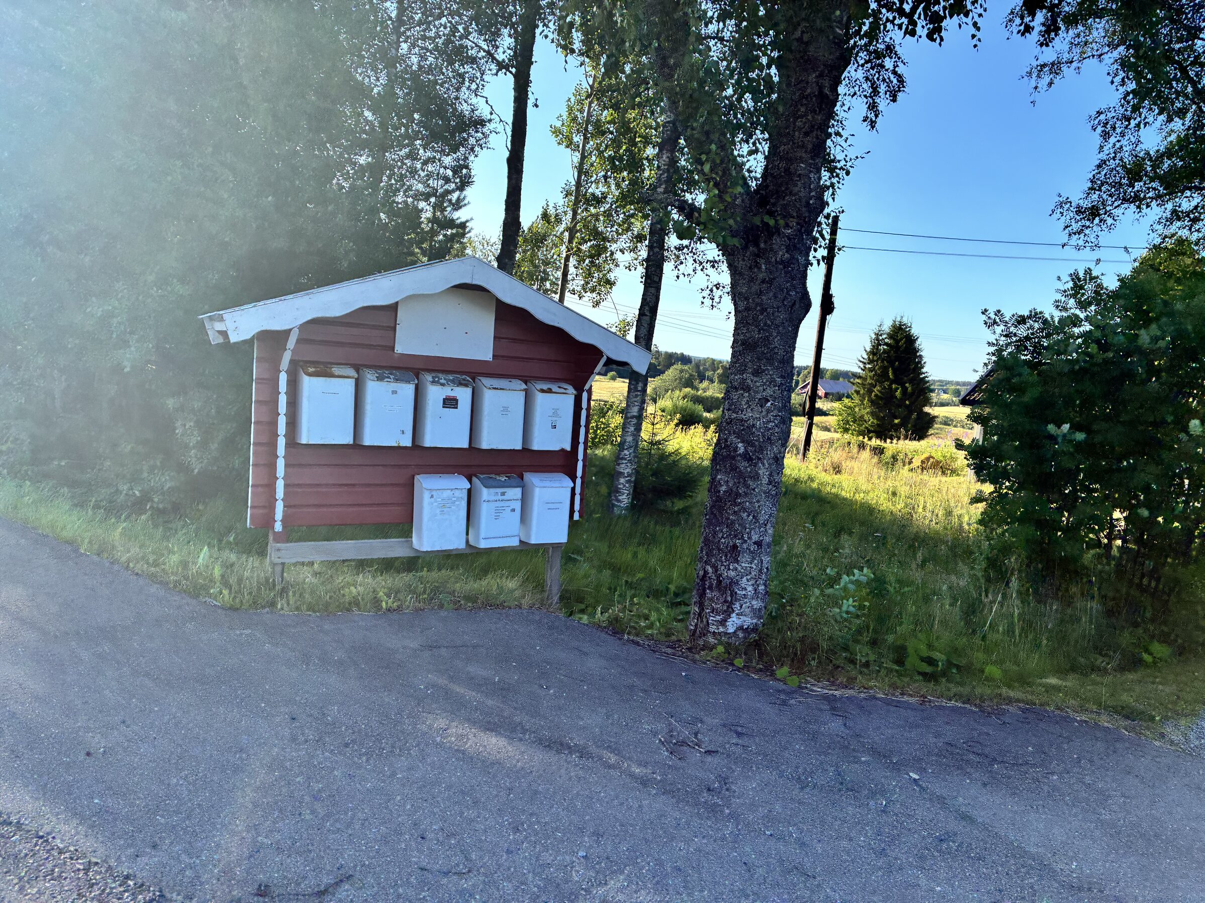Rot-weißes Hinweisschild am Straßenrand
