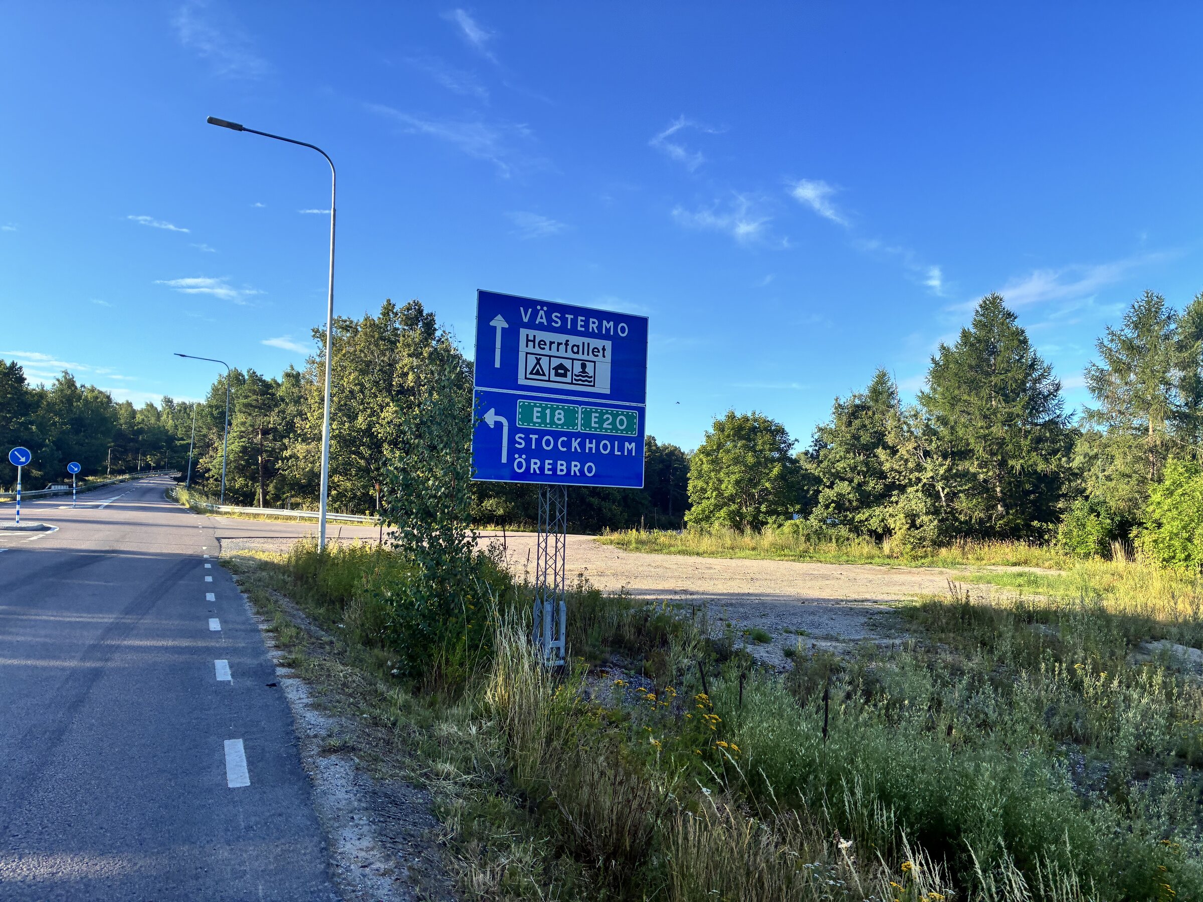 Landschaft und Straße im letzten Abschnitt vor der Fähre