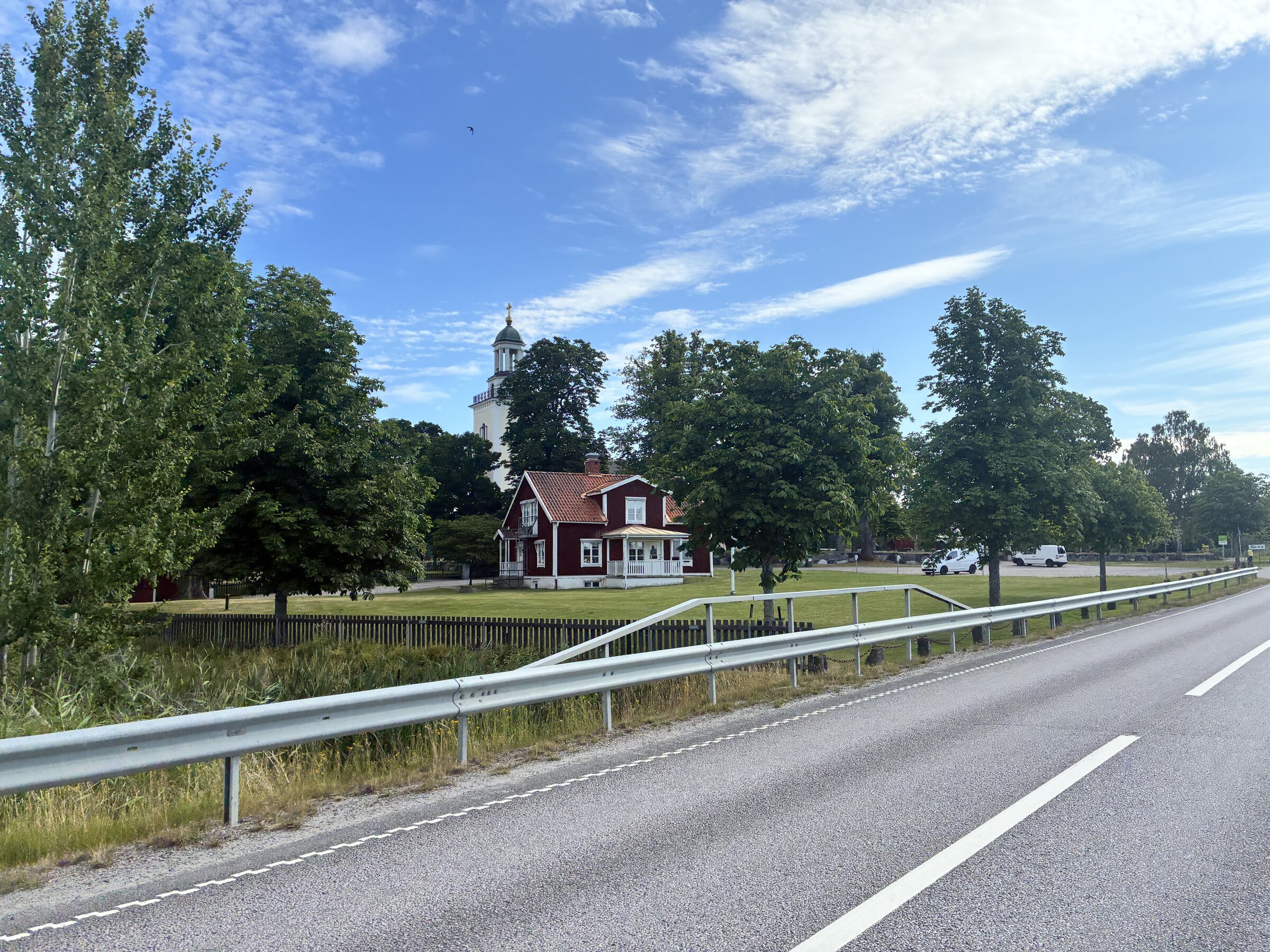 Straße und Landschaft im flacheren Abschnitt
