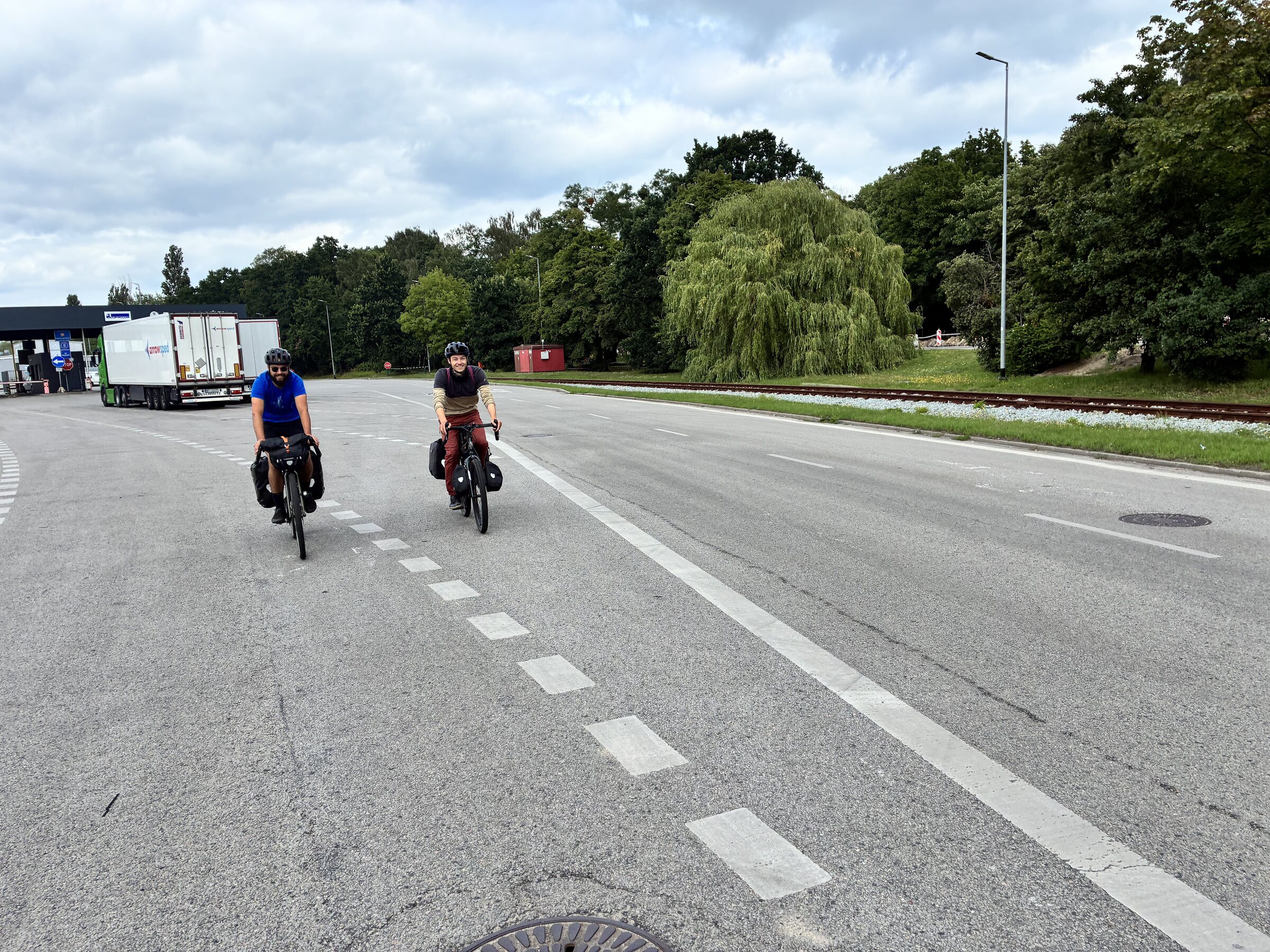 Fahrer und Fahrräder nach der Ankunft