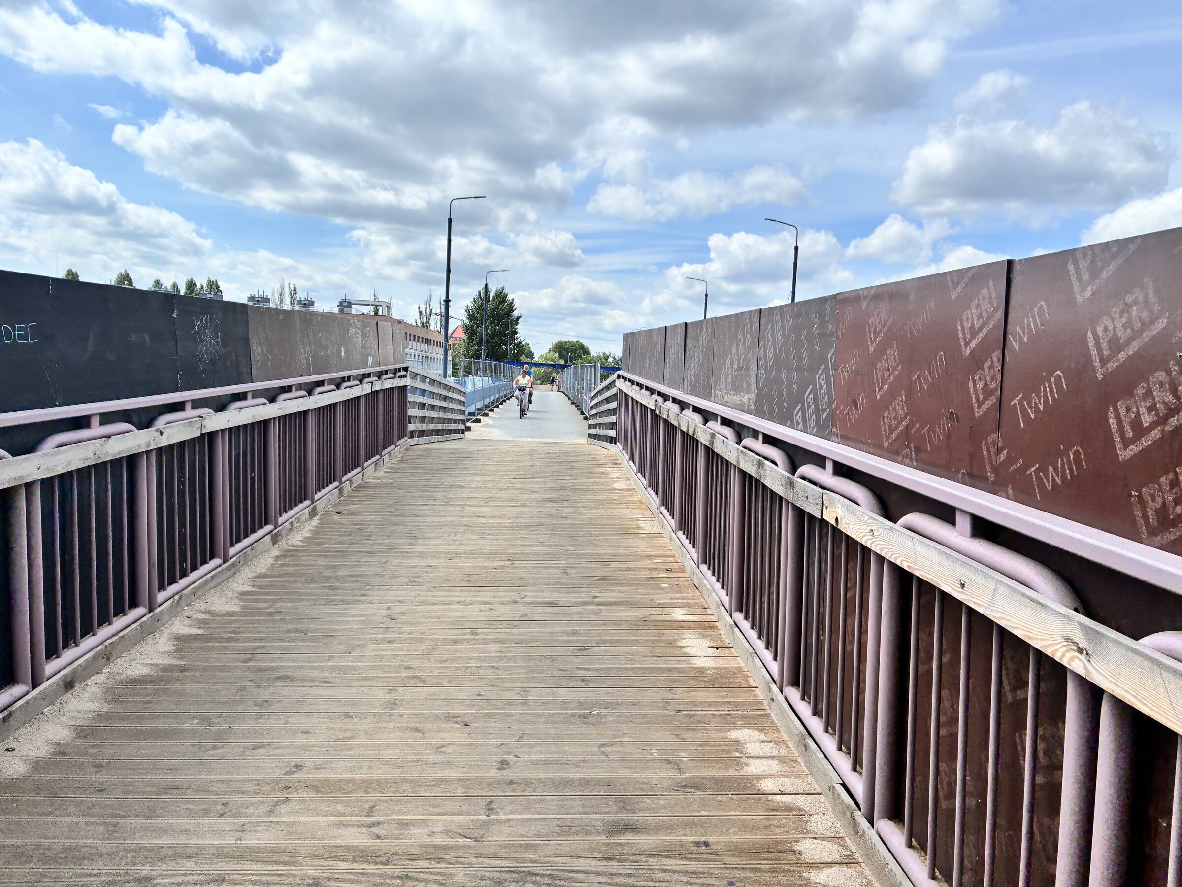 Brücke und Weg aus der Stadt heraus