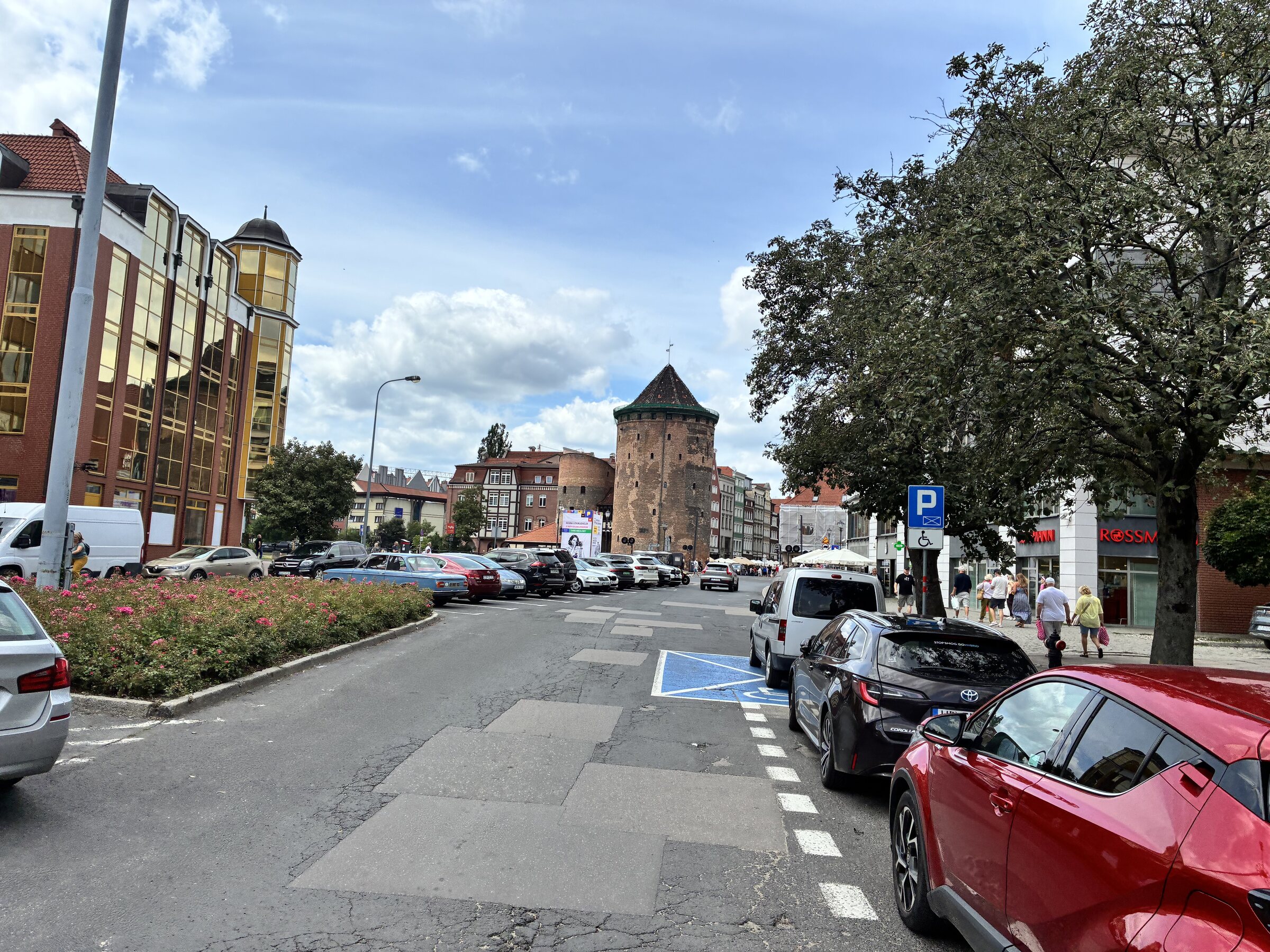 Stadtbereich mit Menschen und Gebäuden