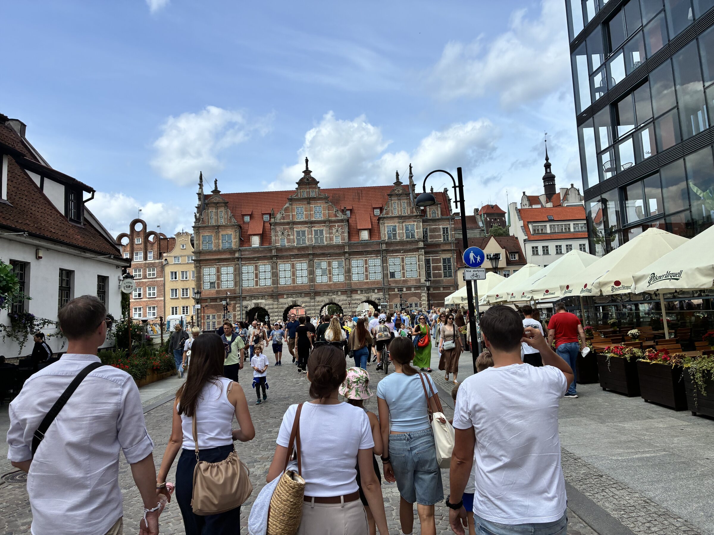 Belebte Straße im Stadtzentrum