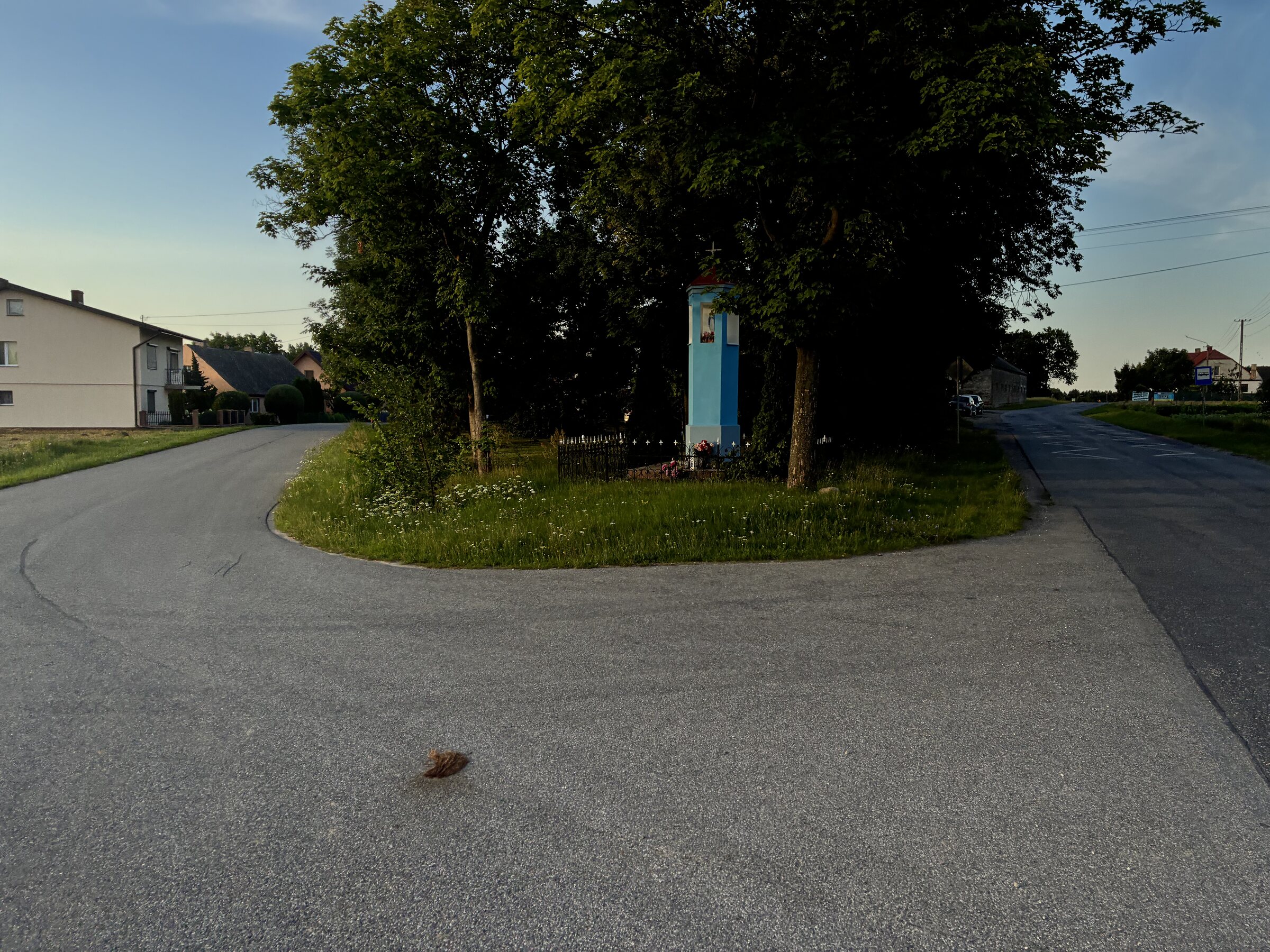 Wegkreuz zwischen zwei Straßen