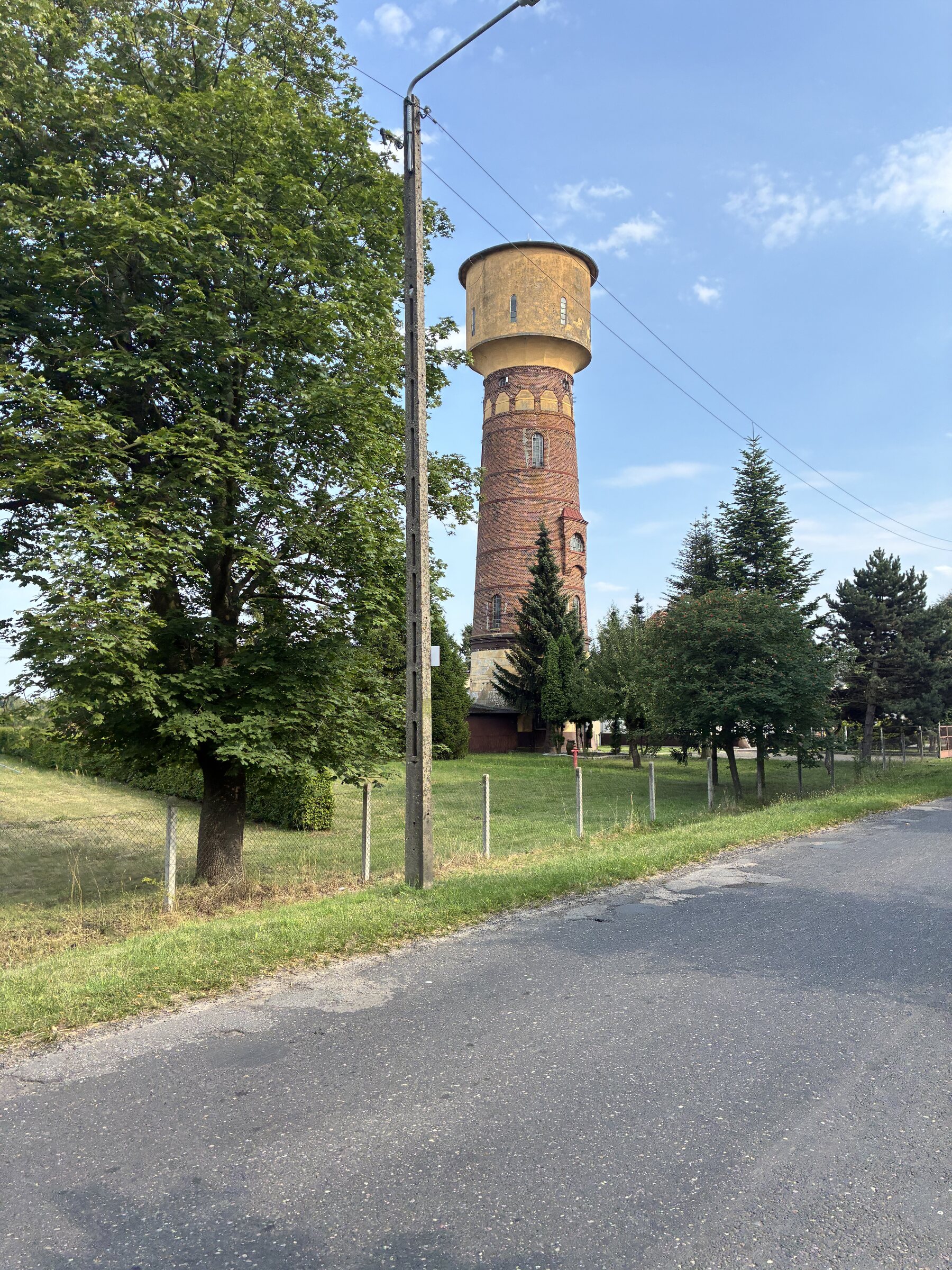 Turm und Straße in der polnischen Landschaft