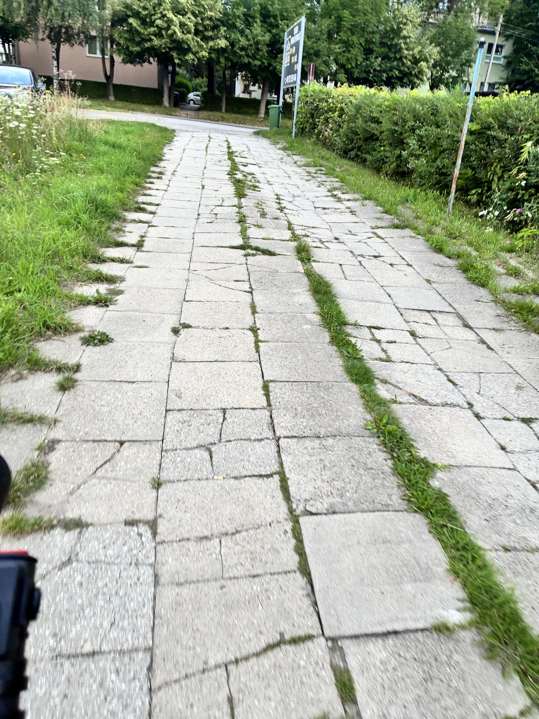 Grobe Pflasterstrecke am Morgen