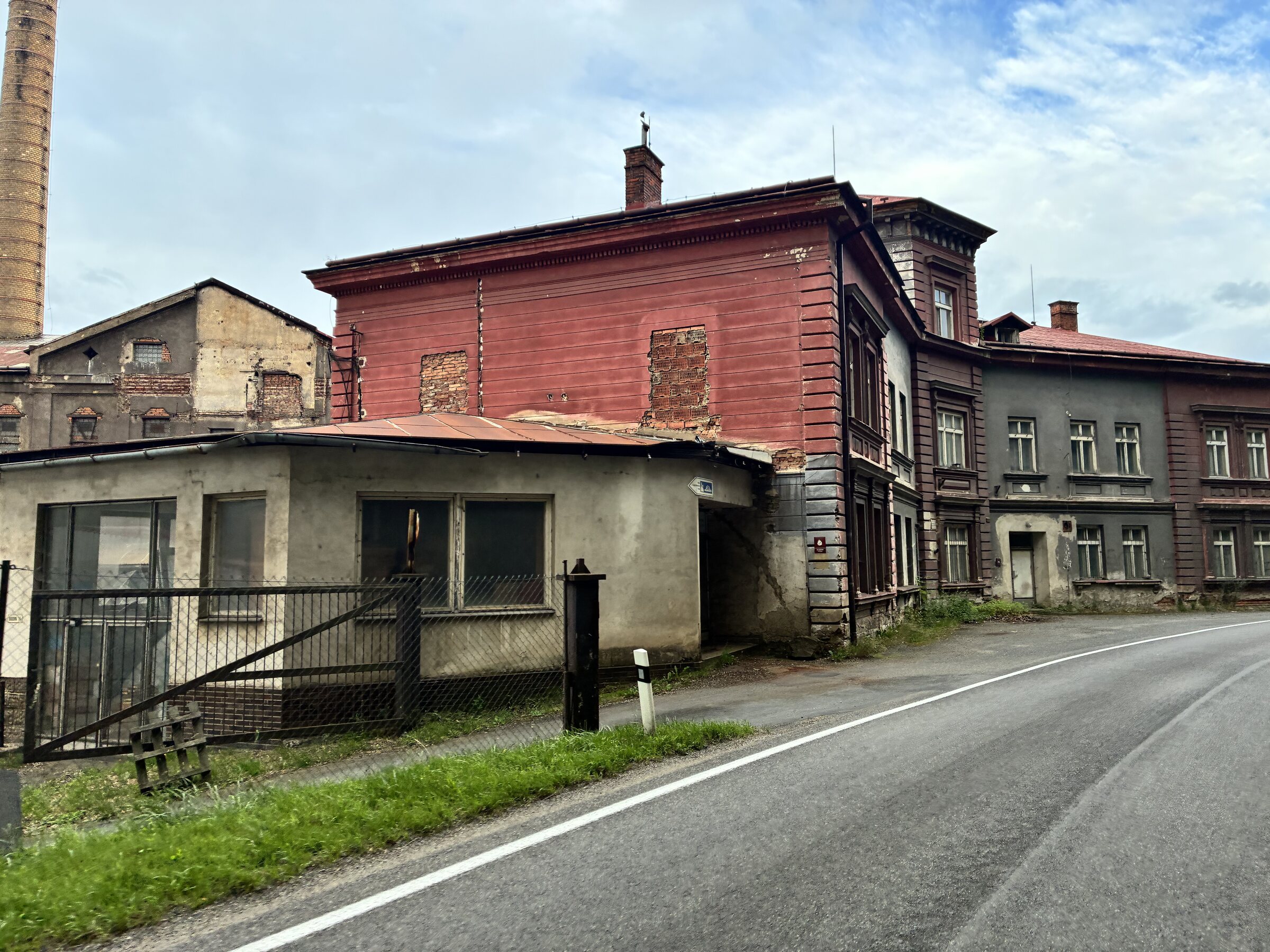 Straße und alte Gebäude