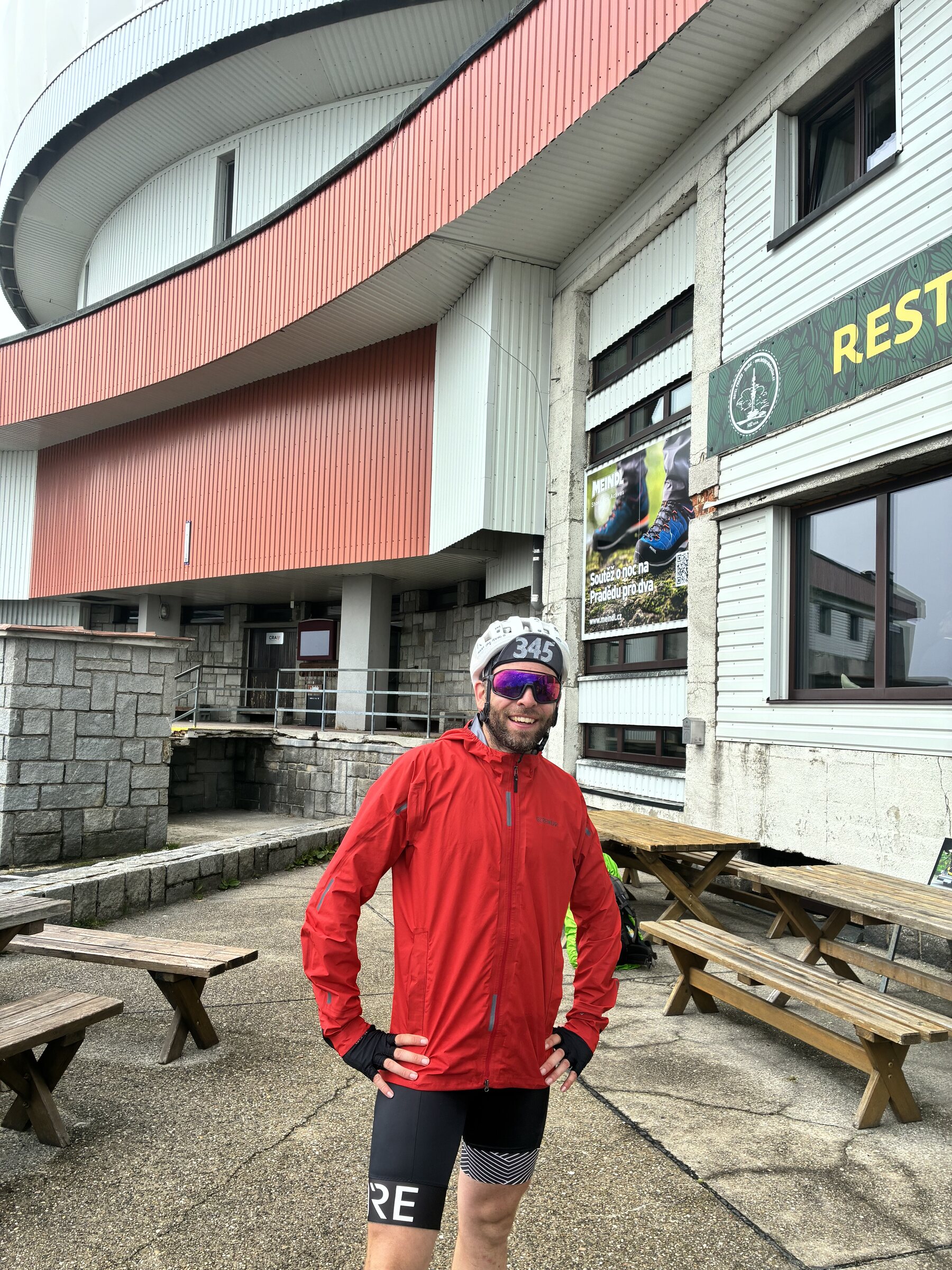 Falk vor dem Gebäude am Parcours