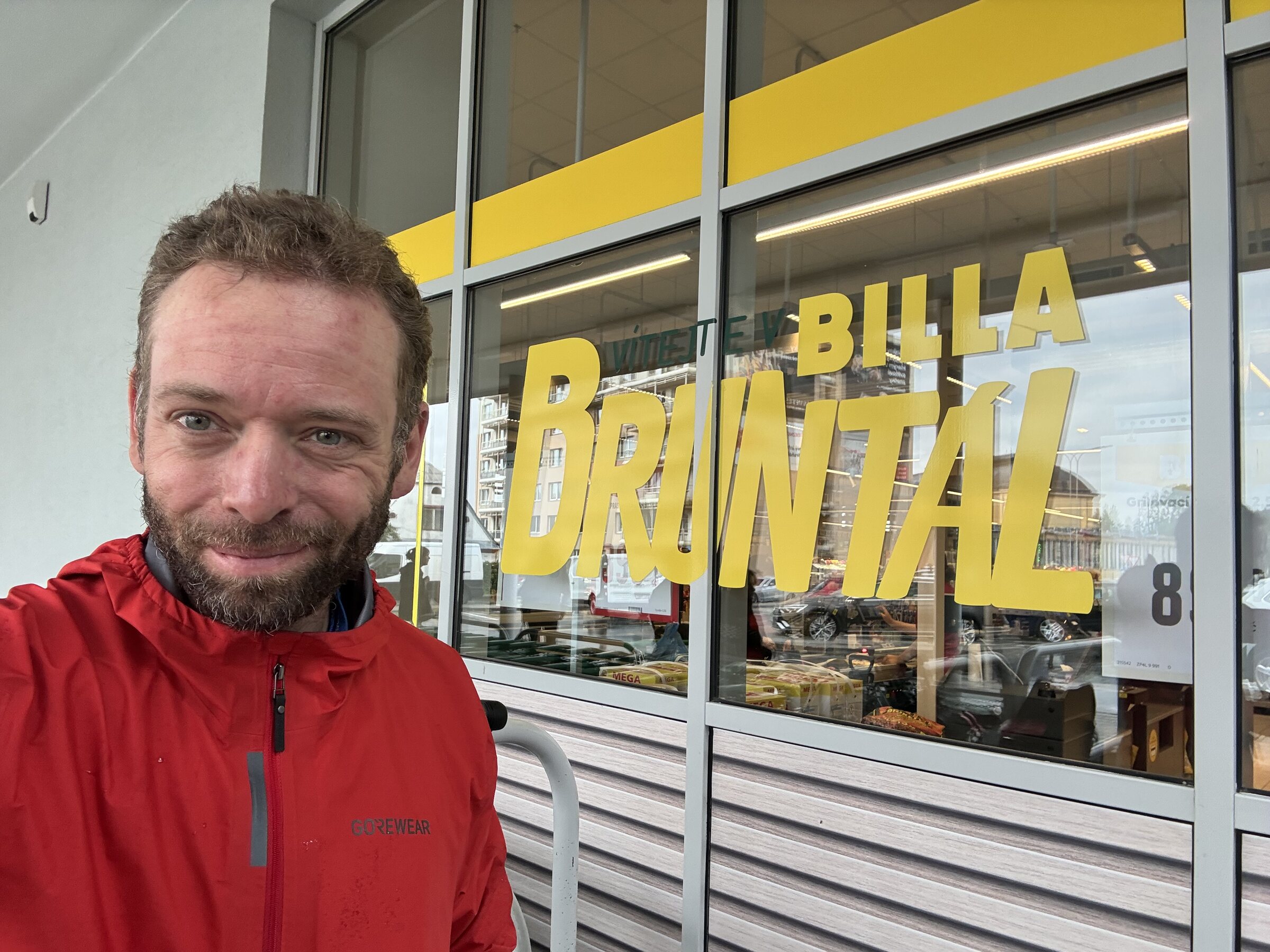 Falk vor dem Supermarkt