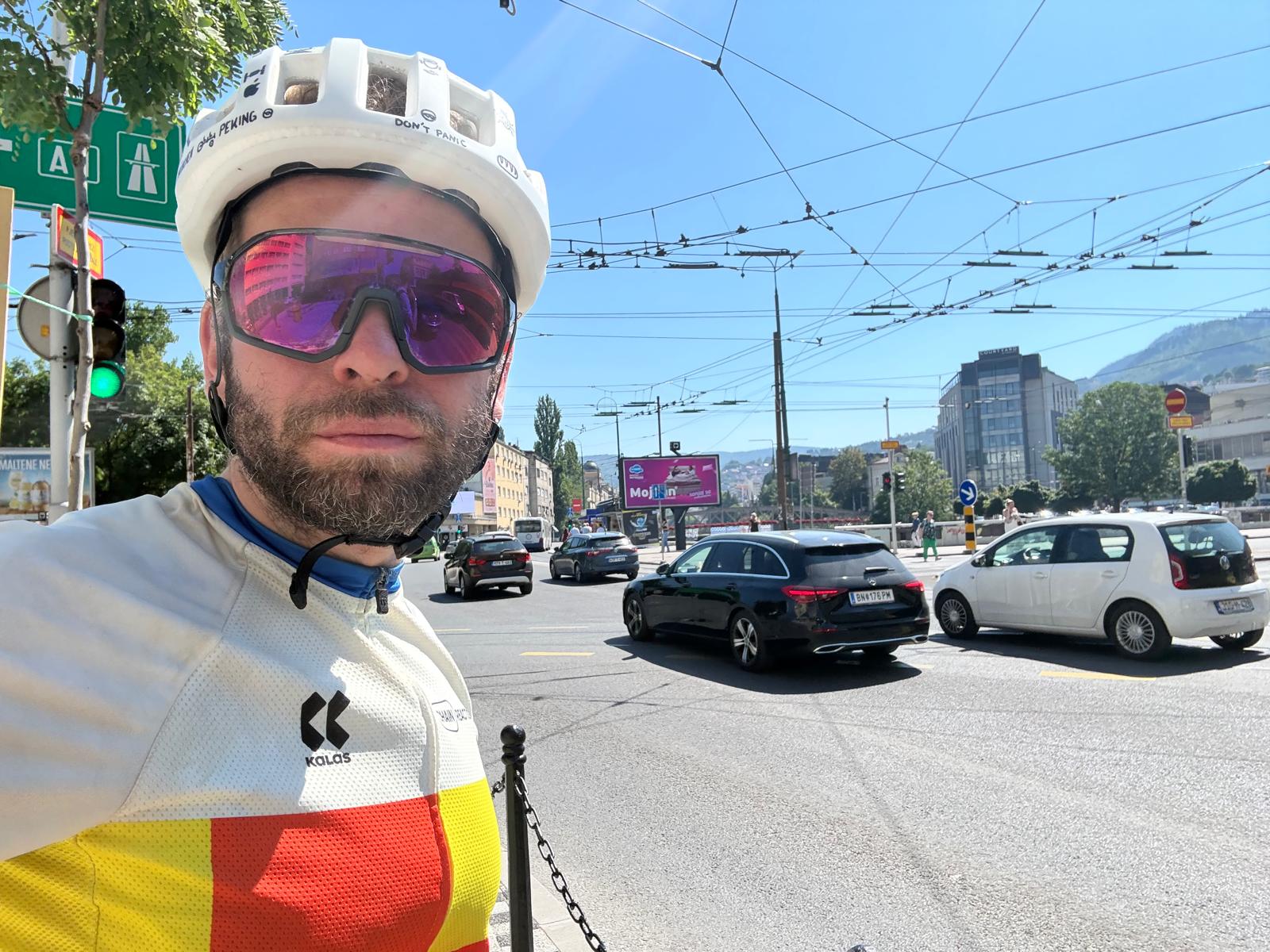 Falk mit Fahrrad im Stadtverkehr