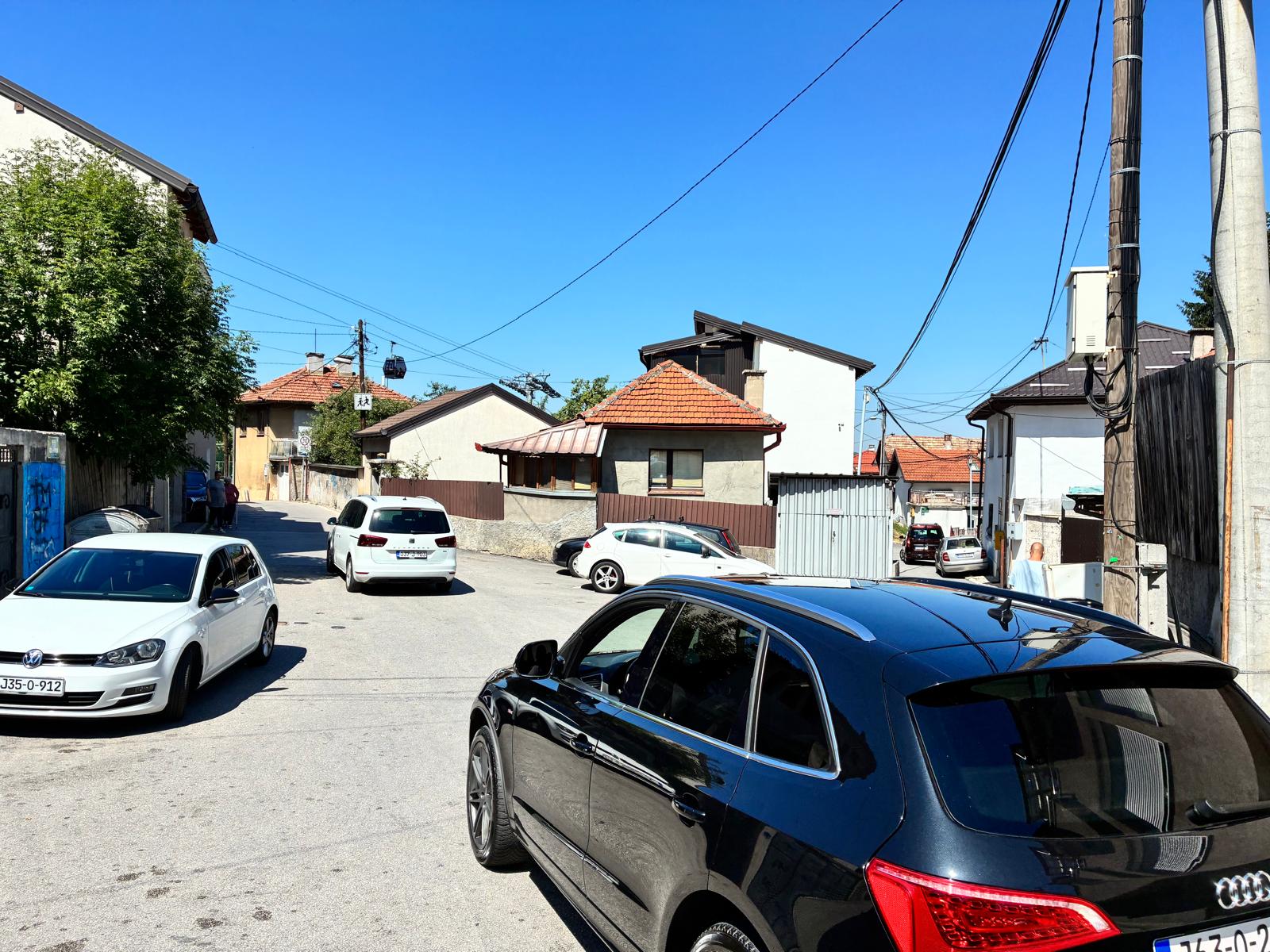 Straße in Sarajevo mit Bergen im Hintergrund