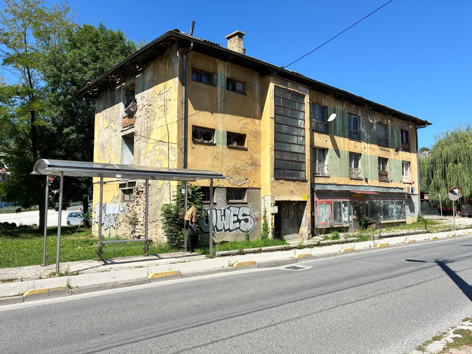 Verfallenes Gebäude an einer Straße