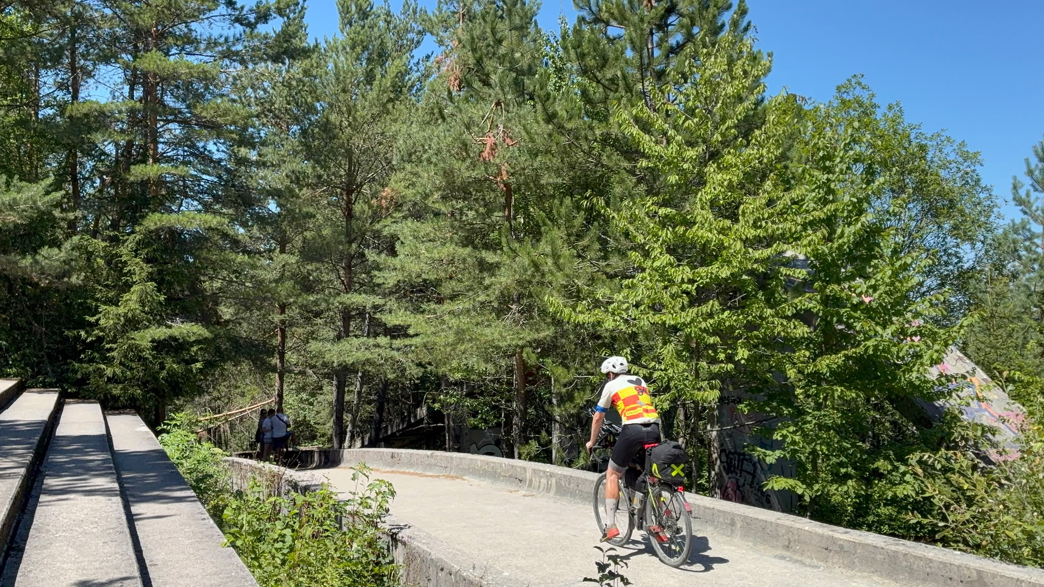 Radfahrer auf einem Weg am Berg